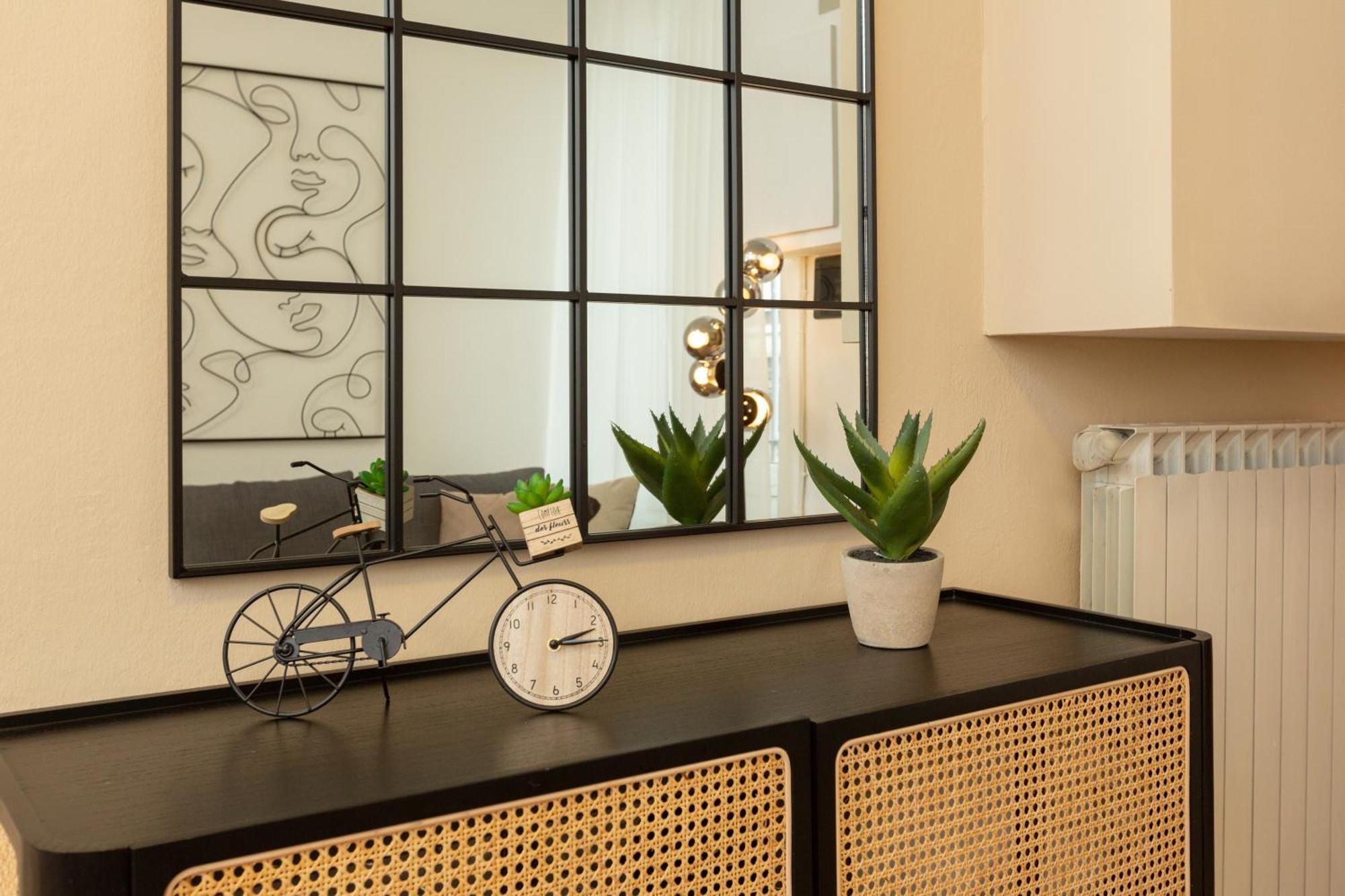 Flower Exclusive - M3 - Isola District Apartment *